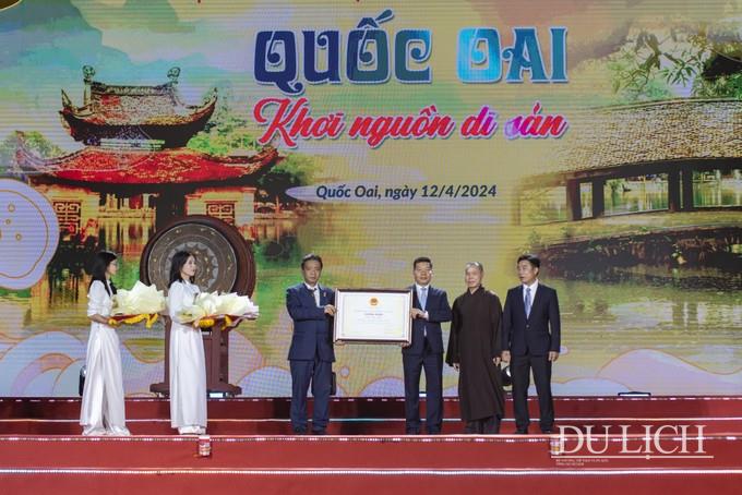 Thứ trưởng Bộ Văn hóa, Thể thao và Du lịch Hoàng Đạo Cương trao Bằng công nhận Di sản văn hóa phi vật thể quốc gia Lễ hội chùa Thầy